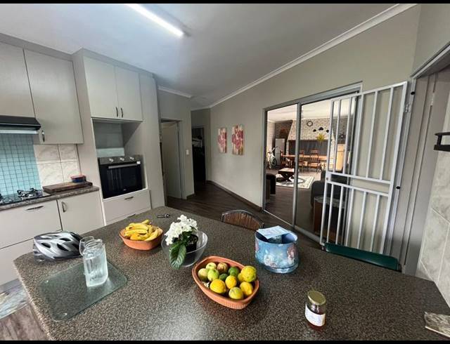 6 BEDROOM HOUSE FOR SALE IN PROTEA HEIGHTS